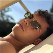 Laureando in lingue con certificazioni di inglese e padronanza dello spagnolo e del francese. Madrelingua italiano